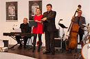 Wernisaż wzbogacił artystycznie kameralny koncert zespołu Los Angeles Trio z Bogdanem Hołownią, który jest toruńskim artysta jazzowym o światowej sławie.